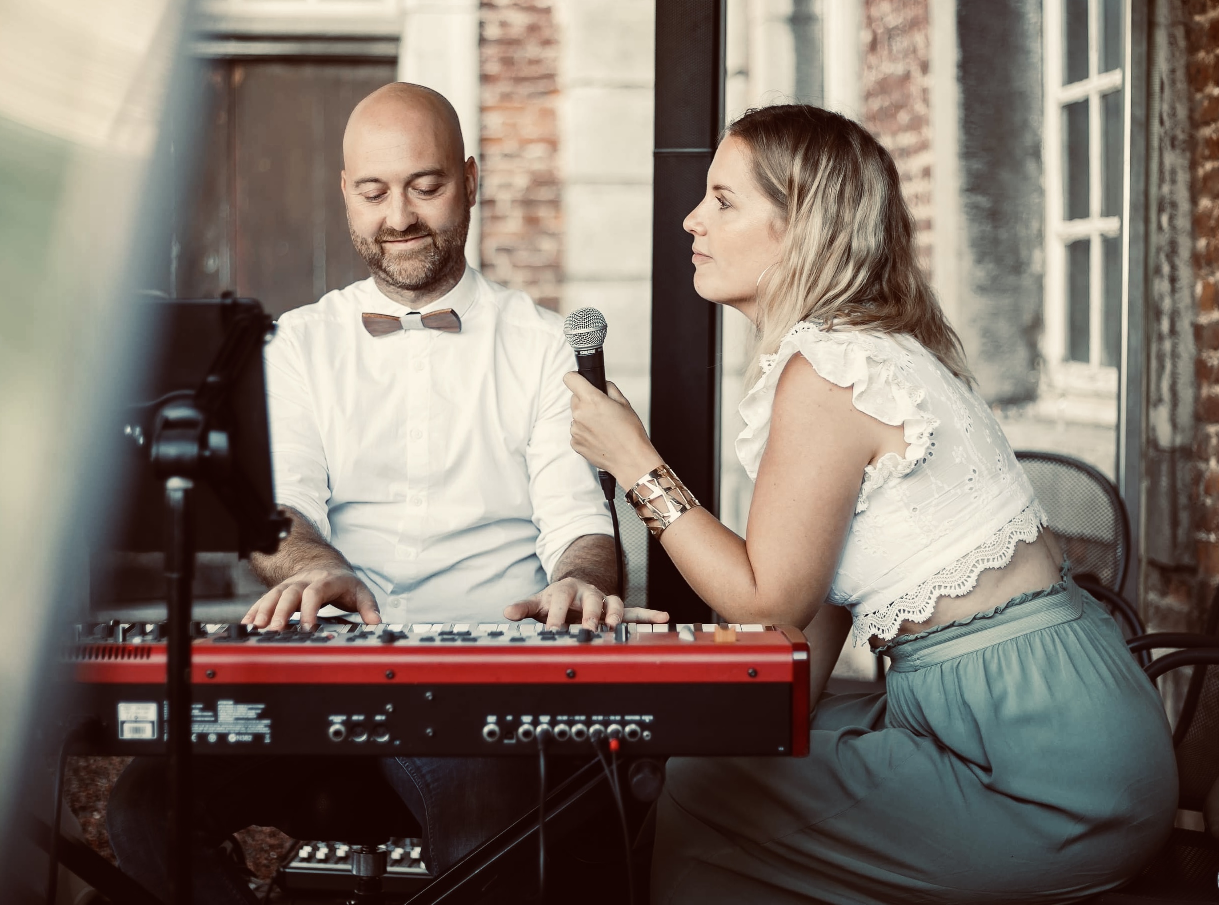 Duo de musique live jouant du piano et chantant lors d'un mariage en Belgique