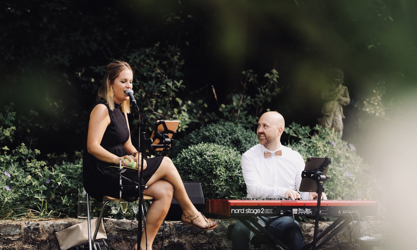 Duo piano-voix Sunrise Music en musique live lors d'un cocktail de mariage en Belgique